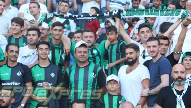 Sakaryaspor-Galatasaray maçı tribün fotoğrafları