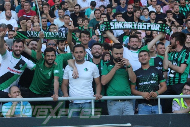 Sakaryaspor-Galatasaray maçı tribün fotoğrafları