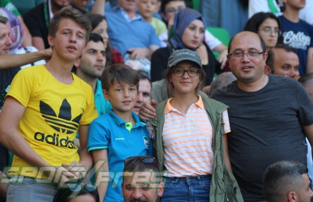 Sakaryaspor-Galatasaray maçı tribün fotoğrafları