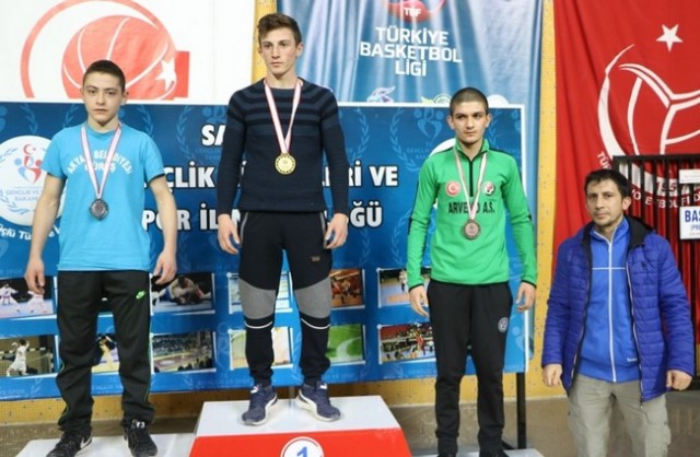 Güreşte Yıldızlar ve Gençler seçmeleri yapıldı