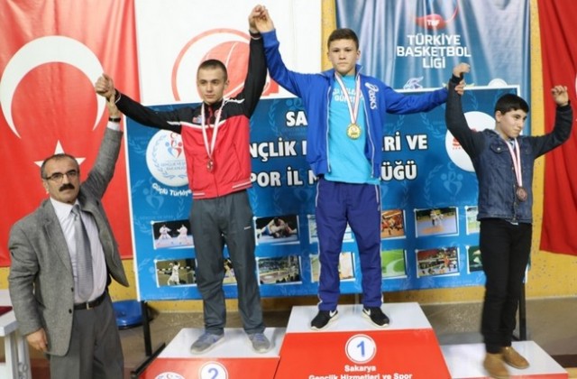 Güreşte Yıldızlar ve Gençler seçmeleri yapıldı