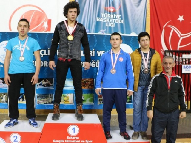 Güreşte Yıldızlar ve Gençler seçmeleri yapıldı