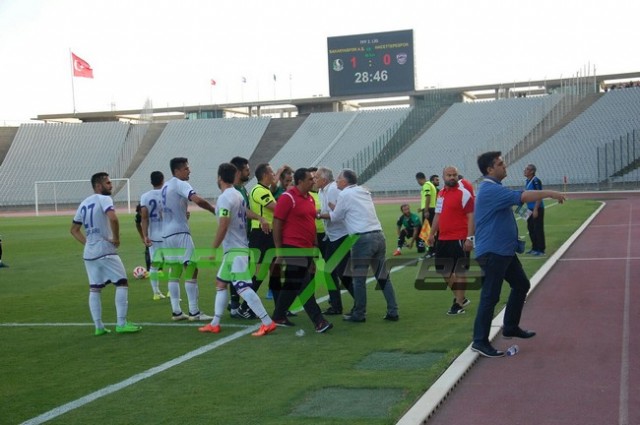 Hocalar ve futbolcular birbirine girdi