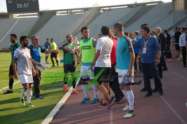 Hocalar ve futbolcular birbirine girdi