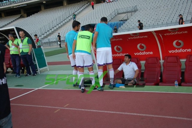 Hocalar ve futbolcular birbirine girdi