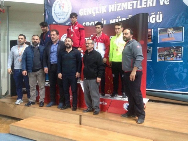 Sakaryalı güreşçilerden 2 madalya