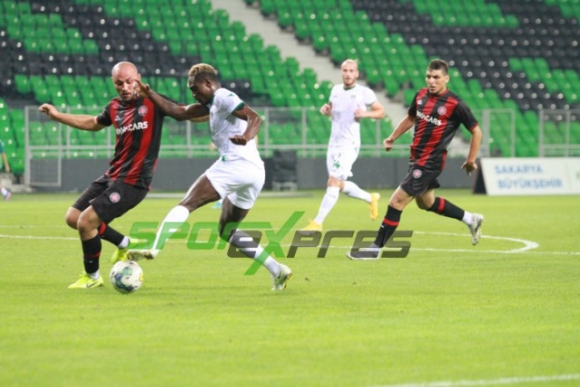 Sakaryaspor-Karagümrük maçı fotoğrafları