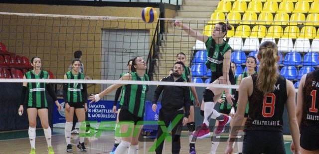 Voleybol'da Sakaryaspor, lider Karayollarına direnemedi