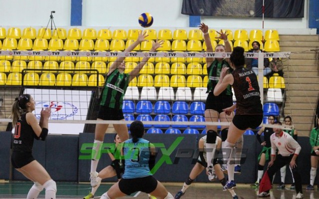 Voleybol'da Sakaryaspor, lider Karayollarına direnemedi