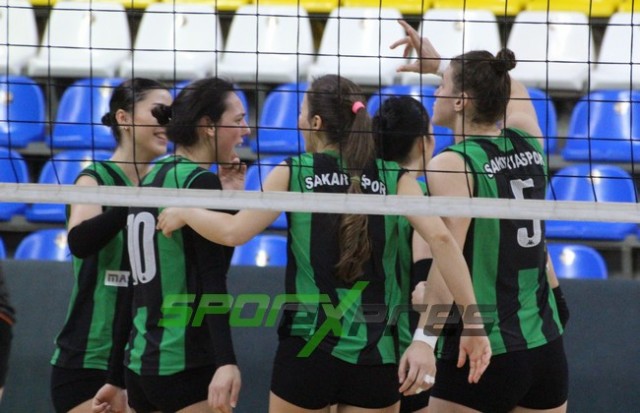 Voleybol'da Sakaryaspor, lider Karayollarına direnemedi