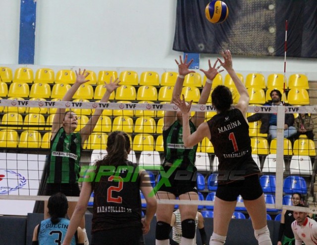Voleybol'da Sakaryaspor, lider Karayollarına direnemedi