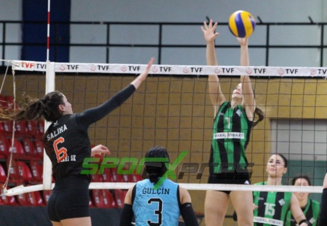 Voleybol'da Sakaryaspor, lider Karayollarına direnemedi