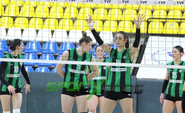Voleybol'da Sakaryaspor, lider Karayollarına direnemedi