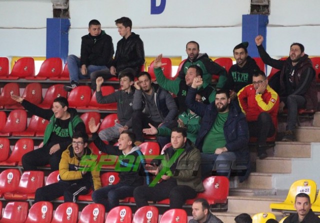 Voleybol'da Sakaryaspor, lider Karayollarına direnemedi