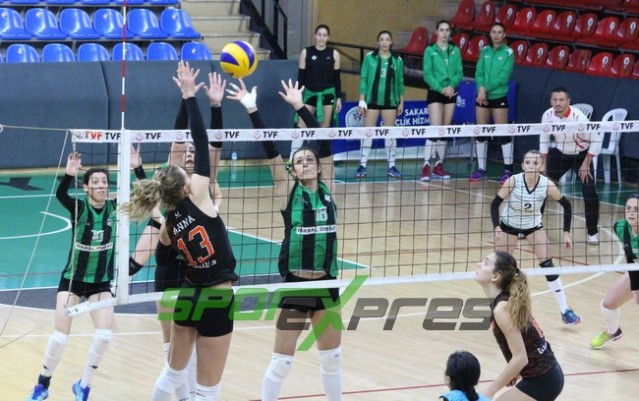 Voleybol'da Sakaryaspor, lider Karayollarına direnemedi