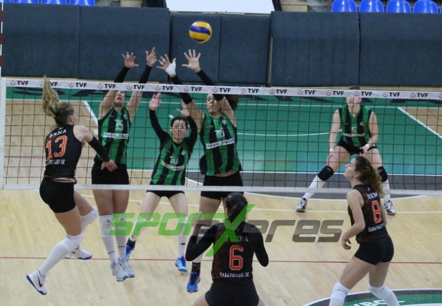 Voleybol'da Sakaryaspor, lider Karayollarına direnemedi