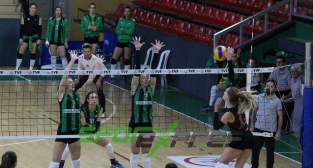 Voleybol'da Sakaryaspor, lider Karayollarına direnemedi