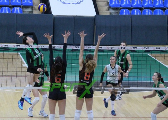 Voleybol'da Sakaryaspor, lider Karayollarına direnemedi