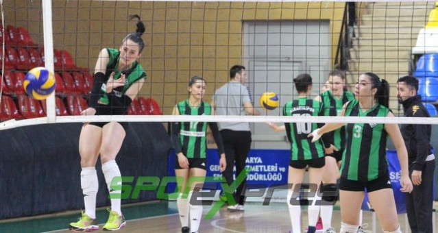 Voleybol'da Sakaryaspor, lider Karayollarına direnemedi