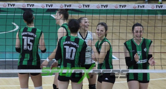 Voleybol'da Sakaryaspor, lider Karayollarına direnemedi