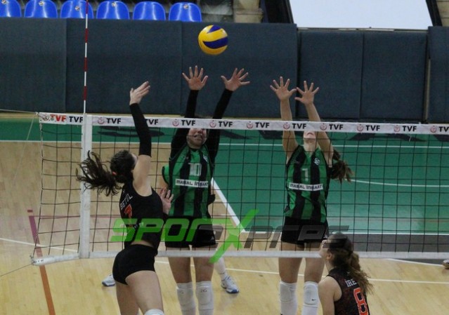 Voleybol'da Sakaryaspor, lider Karayollarına direnemedi