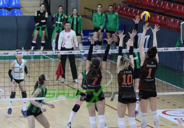 Voleybol'da Sakaryaspor, lider Karayollarına direnemedi