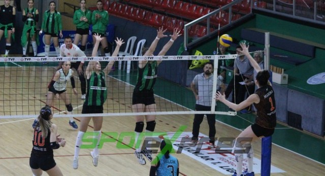 Voleybol'da Sakaryaspor, lider Karayollarına direnemedi