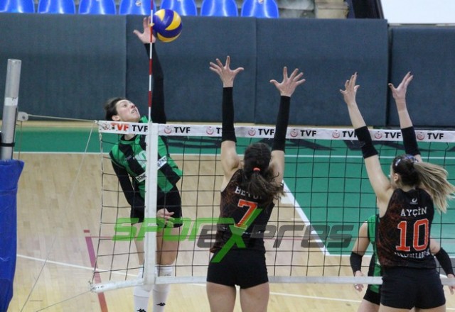Voleybol'da Sakaryaspor, lider Karayollarına direnemedi