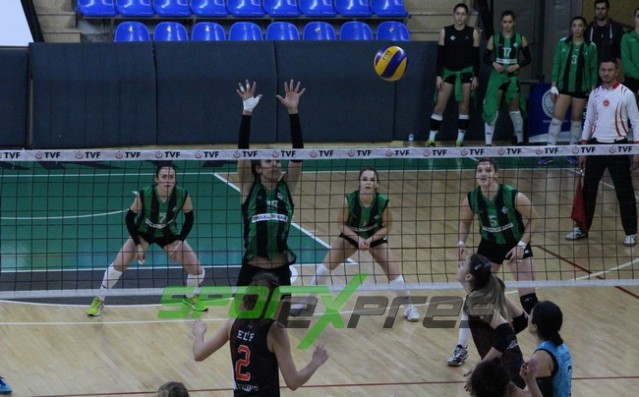 Voleybol'da Sakaryaspor, lider Karayollarına direnemedi