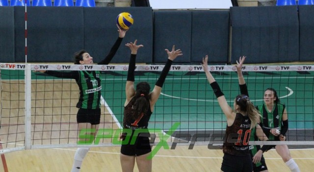 Voleybol'da Sakaryaspor, lider Karayollarına direnemedi
