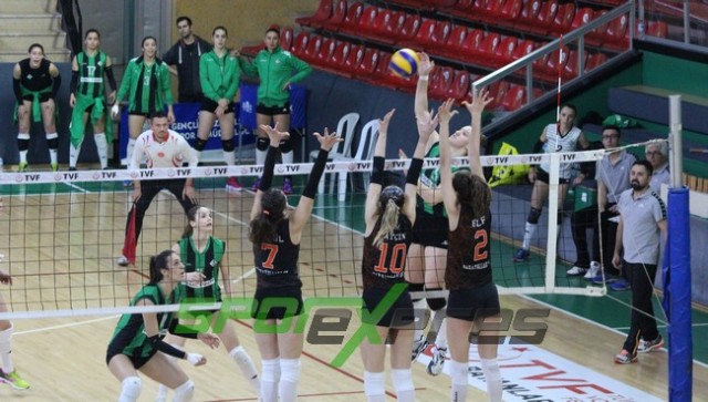 Voleybol'da Sakaryaspor, lider Karayollarına direnemedi