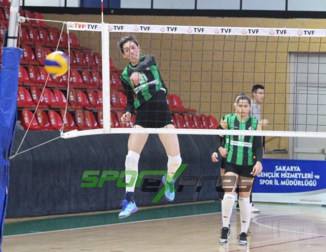 Voleybol'da Sakaryaspor, lider Karayollarına direnemedi