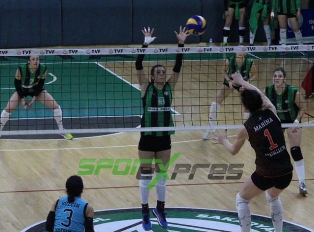 Voleybol'da Sakaryaspor, lider Karayollarına direnemedi