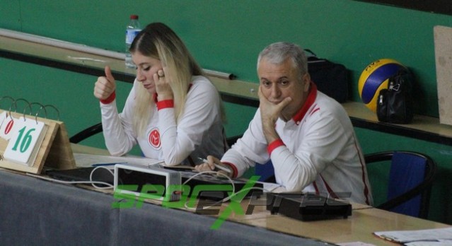 Voleybol'da Sakaryaspor, lider Karayollarına direnemedi
