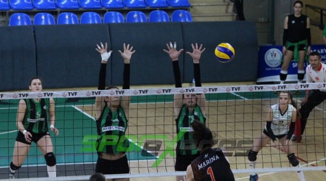 Voleybol'da Sakaryaspor, lider Karayollarına direnemedi