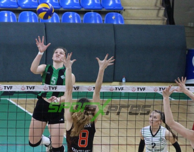 Voleybol'da Sakaryaspor, lider Karayollarına direnemedi