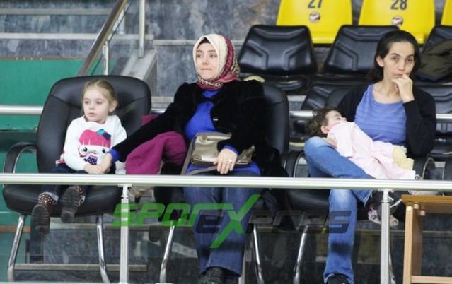 Voleybol'da Sakaryaspor, lider Karayollarına direnemedi
