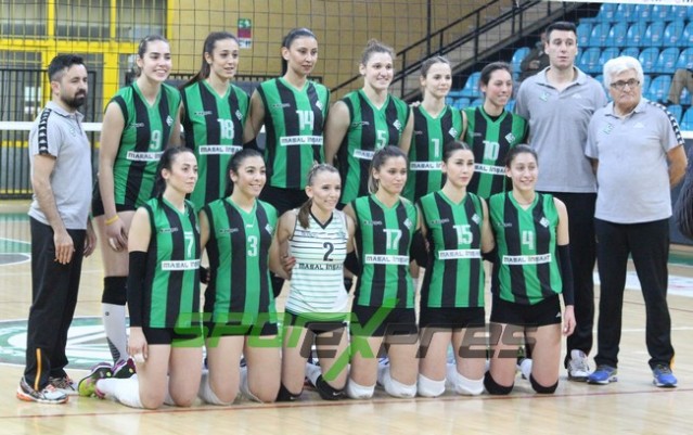 Voleybol'da Sakaryaspor, lider Karayollarına direnemedi
