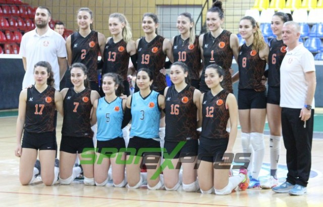 Voleybol'da Sakaryaspor, lider Karayollarına direnemedi