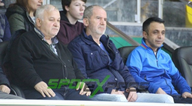 Voleybol'da Sakaryaspor, lider Karayollarına direnemedi