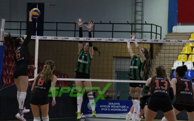 Voleybol'da Sakaryaspor, lider Karayollarına direnemedi