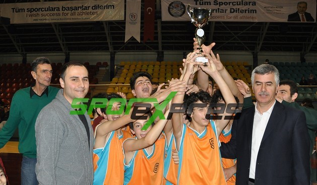 Küçük Erkeklerde Sakarya Yıldızlar şampiyon
