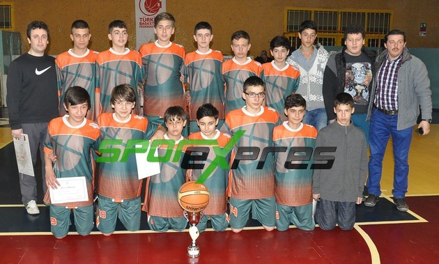 Küçük Erkeklerde Sakarya Yıldızlar şampiyon
