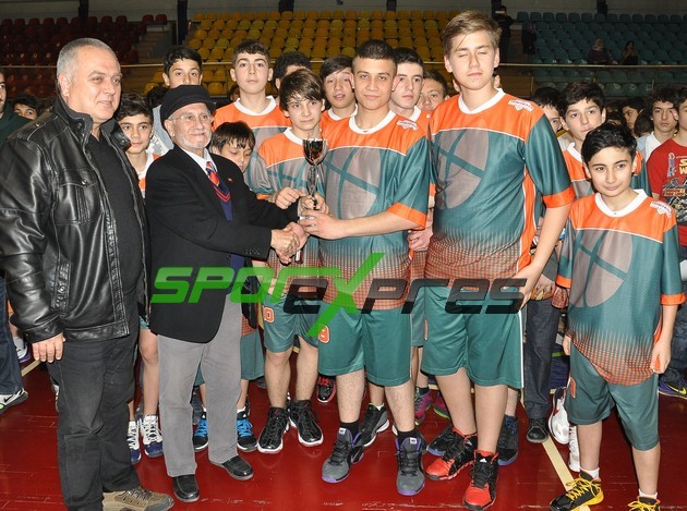 Küçük Erkeklerde Sakarya Yıldızlar şampiyon