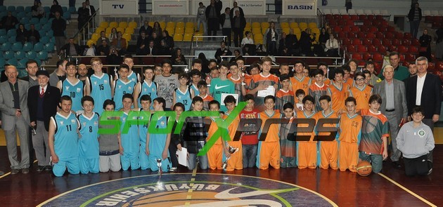 Küçük Erkeklerde Sakarya Yıldızlar şampiyon
