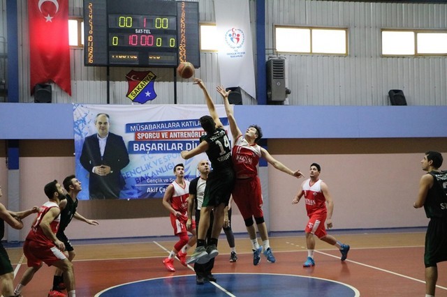 Basketbolda Sakarya derbisi nefesleri kesti