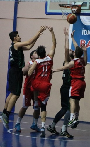 Basketbolda Sakarya derbisi nefesleri kesti