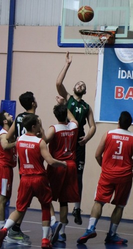 Basketbolda Sakarya derbisi nefesleri kesti