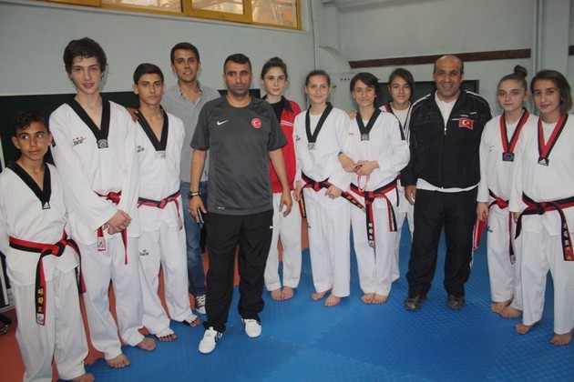 Sakaryalı Minik Taekwondocular terfi etti