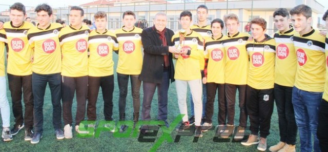 U19 Gençleri kupalarına kavuştu